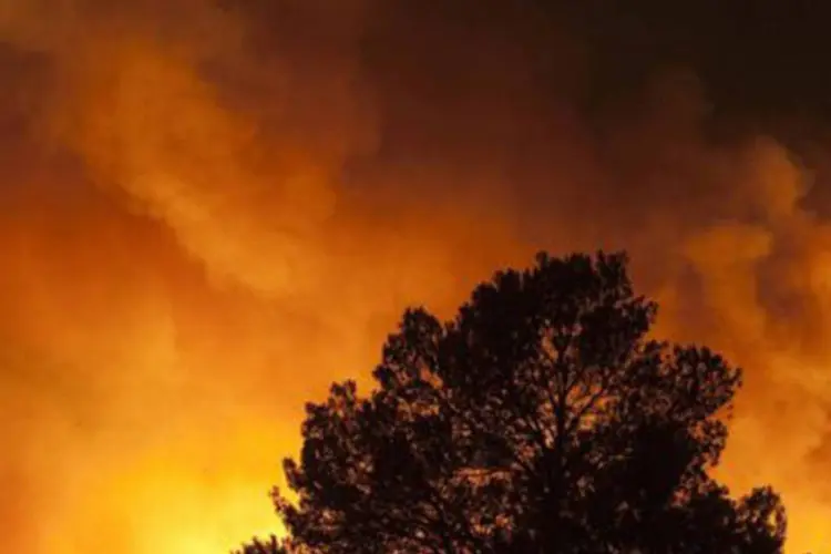 
	A floresta em chamas na cidade de Domeno, na Espanha: mais de 350 bombeiros combatem o fogo
 (Jose Jordan/AFP)
