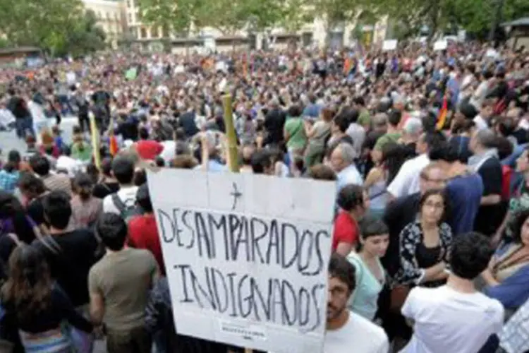 
	Manifestantes protestam em Val&ecirc;ncia no come&ccedil;o do ano contra problemas econ&ocirc;micos e sociais: d&iacute;vida &eacute; calculada em  21,4 bilh&otilde;es
 (Jose Jordan/AFP)
