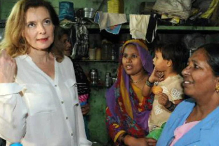 Valerie Trierweiler (E), em visita a Mumbai: Trierweiler espera ampliar seus compromissos humanitários (Indranil Mukherjee/AFP)