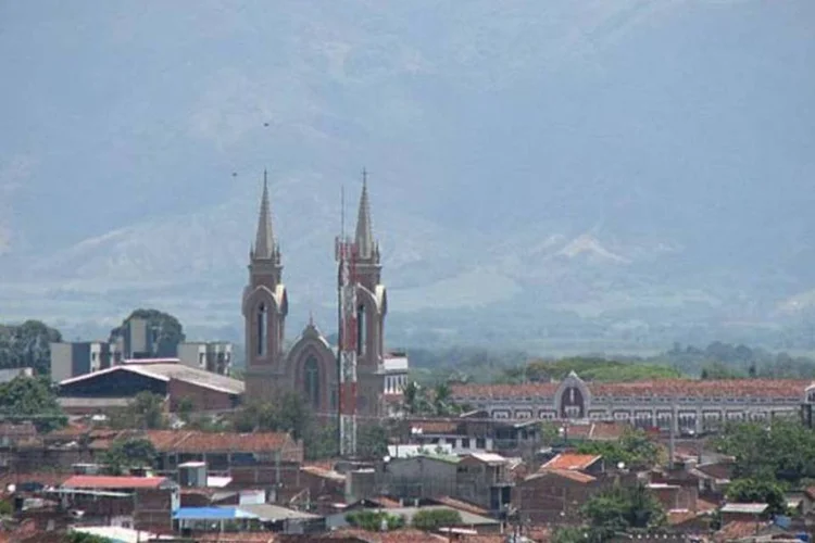 
	Valle del Cauca, na Col&ocirc;mbia: bombeiros continuam os trabalhos para tirar os corpos dos trabalhadores
 (Wikimedia Commons)