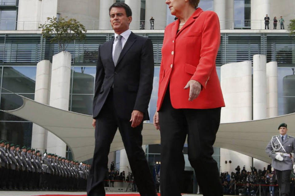 Merkel pede a retirada de forças russas da Ucrânia