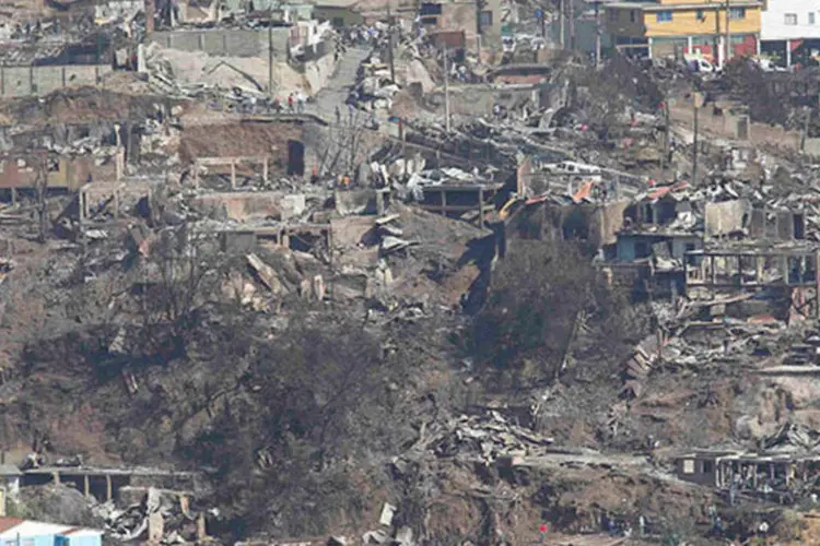 
	Casas destru&iacute;das s&atilde;o vistas depois de inc&ecirc;ndio em Valpara&iacute;so, no Chile: 2,5 mil casas foram destru&iacute;das
 (REUTERS/Eliseo Fernandez)