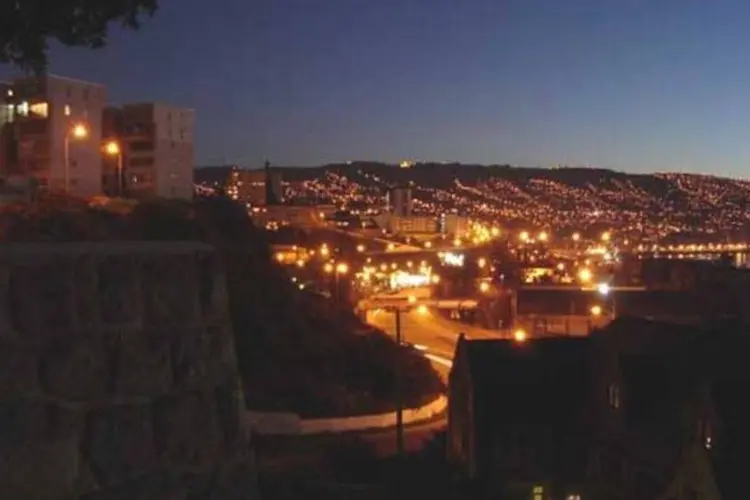 
	Vista geral de Valpara&iacute;so, no Chile: segundo a imprensa local, nenhum dos feridos corre risco de morte.
 (Wikimedia Commons / Gmagno)