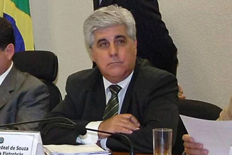 
	Valter Cardeal: alvo de um mandado de condu&ccedil;&atilde;o coercitiva da Opera&ccedil;&atilde;o Pripyat, ele chegou ao pr&eacute;dio da PF por volta das 11 horas e n&atilde;o respondeu a nenhuma pergunta
 (Roosewelt Pinheiro/ABr)