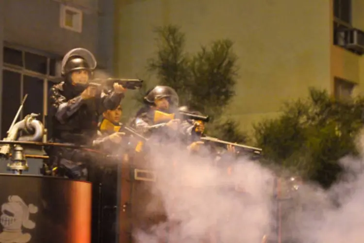 Manifestantes e polícia entram em confronto em frente ao Palácio Guanabara: os homens são denunciados por uso de artefato explosivo, formação de quadrilha, incitação ao crime e dano ao patrimônio. (Fernando Frazão/ABr)