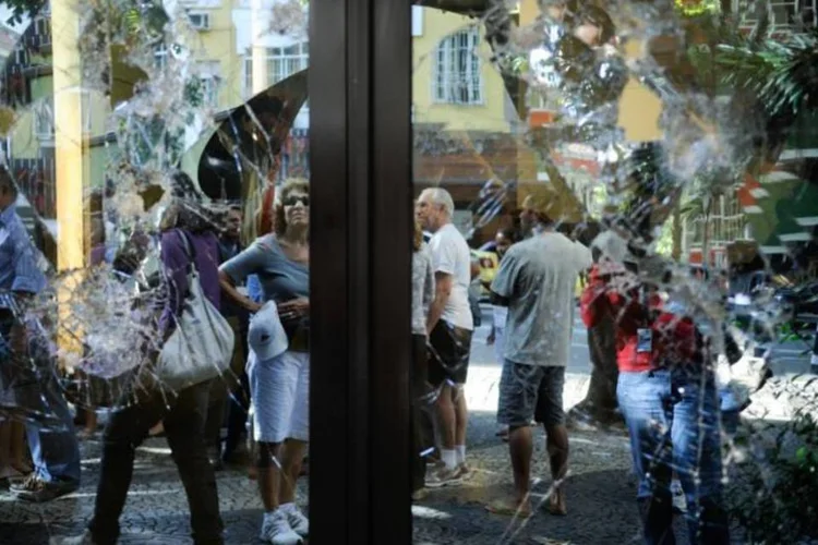 Zona sul do Rio amanhece com sinais de vandalismo após protesto de ontem (17): o Corpo de Bombeiros teve que intervir para apagar os incêndios provocados pelos manifestantes mais violentos. (Tânia Rêgo/ABr)