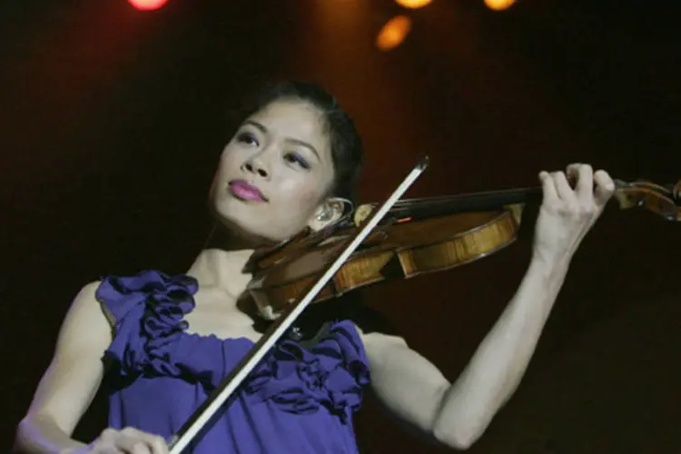
	Vanessa-Mae durante um concerto: violinista&nbsp;&nbsp;seria apenas a segunda tailandesa a competir em uma Olimp&iacute;ada de Inverno caso se qualifique
 (David W Cerny/Reuters)