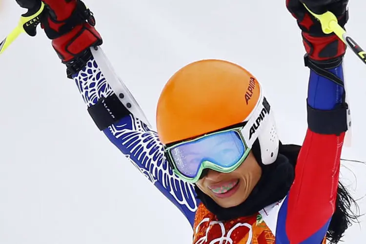 
	Vanessa Mae competiu em Sochi pela Tail&acirc;ndia, terra natal de seu pai, terminando em &uacute;ltimo lugar entre 67 competidoras no slalom gigante
 (Kai Pfaffenbach/Reuters)