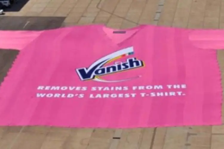 Camisa gigante foi utilizada em uma ação da marca para provar o seu poder de tirar manchas