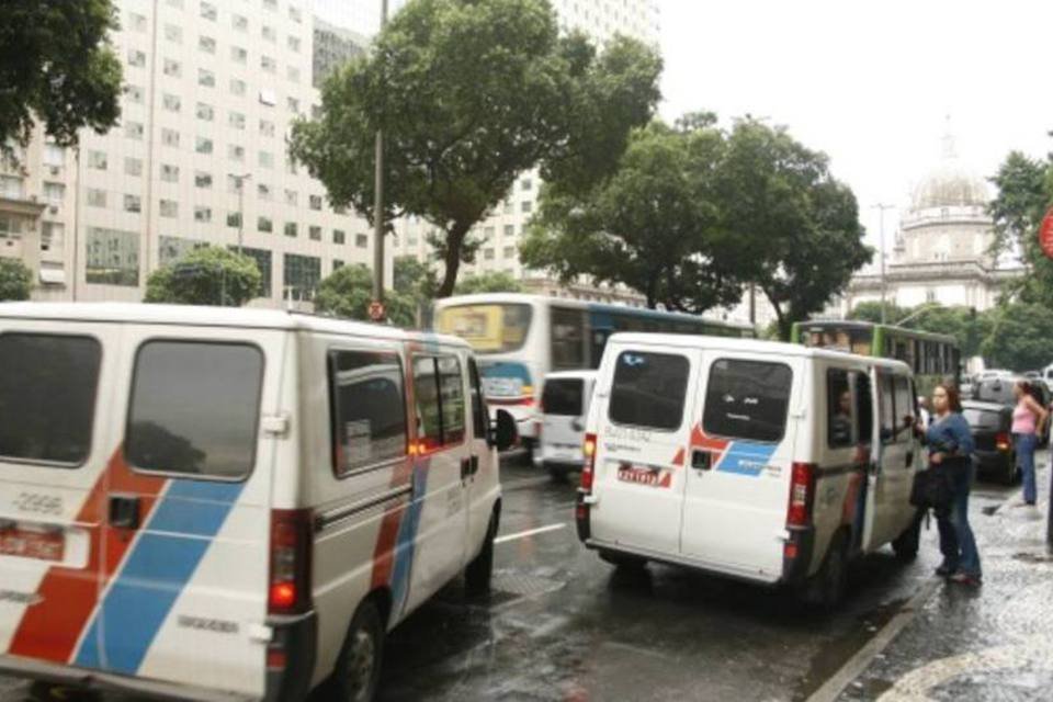 Motoristas de vans fazem protesto no Rio