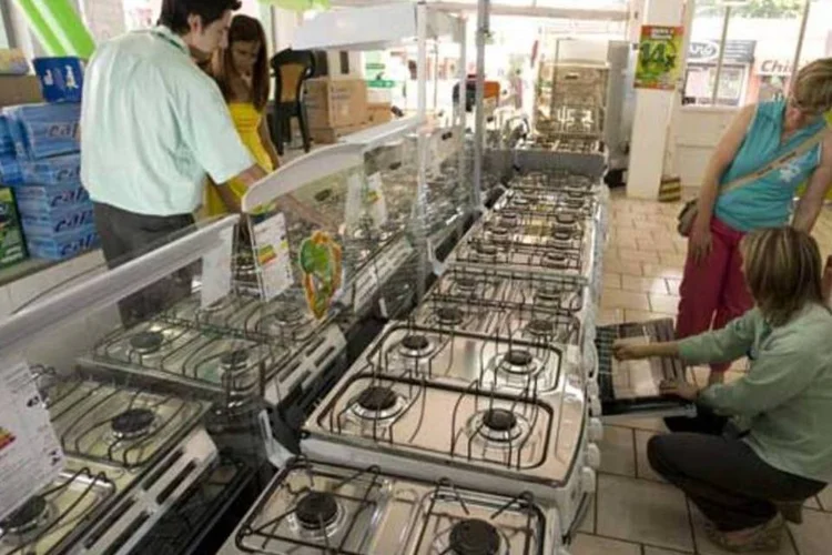 
	Venda de fog&atilde;o em rede varejista: al&eacute;m do fog&atilde;o, geladeira, lavadora de roupas autom&aacute;tica, computador, TV digital e guarda-roupa est&atilde;o entre os itens que podem ser adquiridos
 (TAMIRES KOPP/PRINT MAKER)