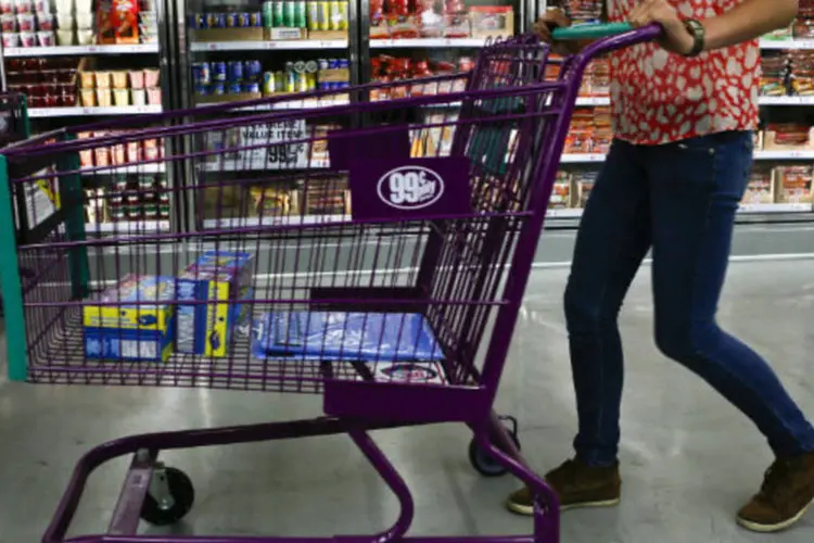 
	Consumidora faz compras em supermercado nos EUA: excluindo-se autom&oacute;veis, as vendas do setor varejista cresceram 0,5% em julho, superando a previs&atilde;o
 (Patrick T. Fallon/Bloomberg)