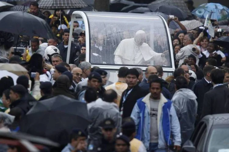 Papa Francisco visita Varginha, no Rio de Janeiro: o papa falou do esforço da sociedade brasileira em combater a fome e a miséria, e destacou que as pessoas não podem virar as costas para os mais pobres. (REUTERS/Pilar Olivares)