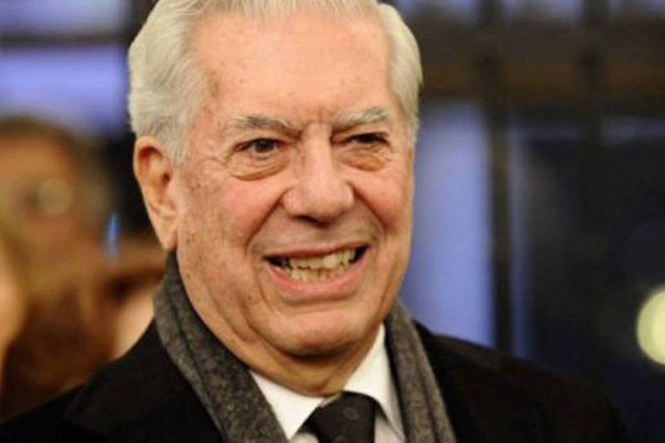 Vargas Llosa termina romance "El Héroe Discreto"