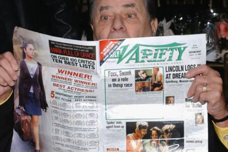 
	Ator Jerry Lewis lendo uma edi&ccedil;&atilde;o da revista Daily Variety: publica&ccedil;&atilde;o se especializou na cobertura da ind&uacute;stria do entretenimento
 (Stephen Shugerman/Getty Images)