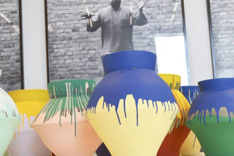 Vasos do artista chinês Ai Weiwei são exibidos no Museu de Arte de Miami, na Flórida (Zachary Fagenson/Reuters)