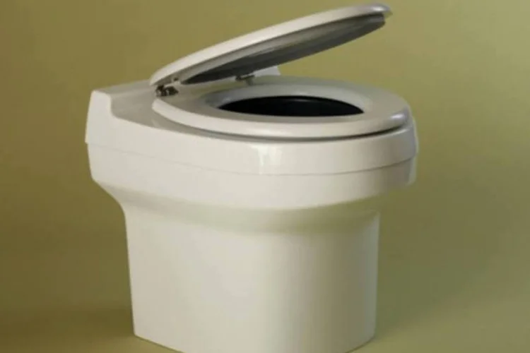 
	Vaso usa um basculante que despeja os dejetos no canal de esgoto do edif&iacute;cio pela pr&oacute;pria din&acirc;mica da &aacute;gua, sem usar eletricidade
 (Sustainable sanitation/Flickr)