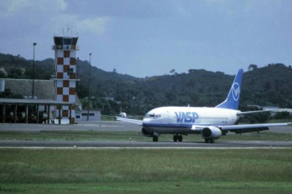 Avião desativado pega fogo em aeroporto de SP