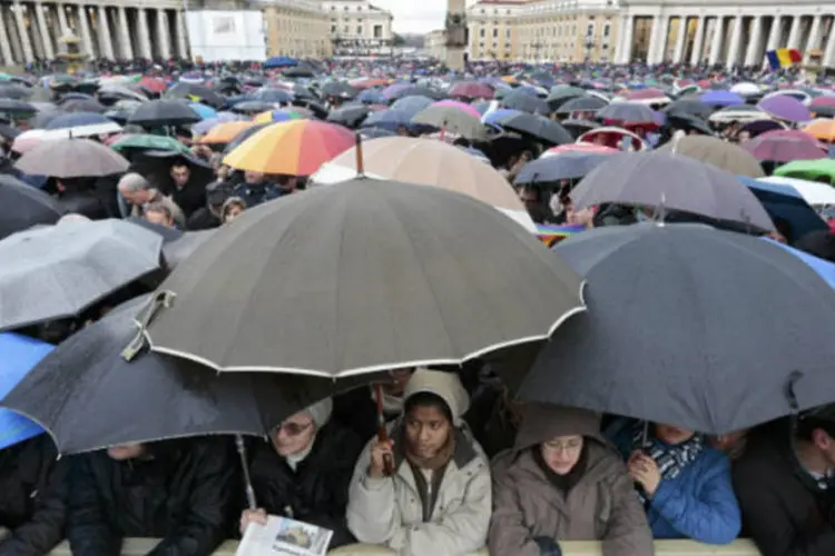Fiéis esperam pelo resultado do conclave que escolherá o novo papa na Praça de São Pedro, no Vaticano (REUTERS/Eric Gaillard)