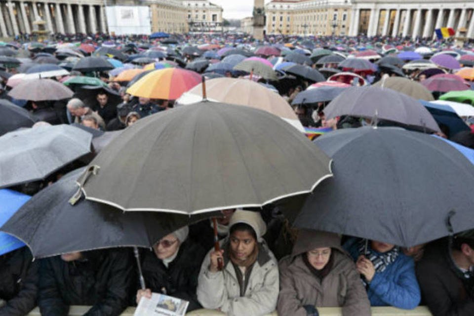 Fiéis desafiam chuva para ver segunda fumaça do conclave