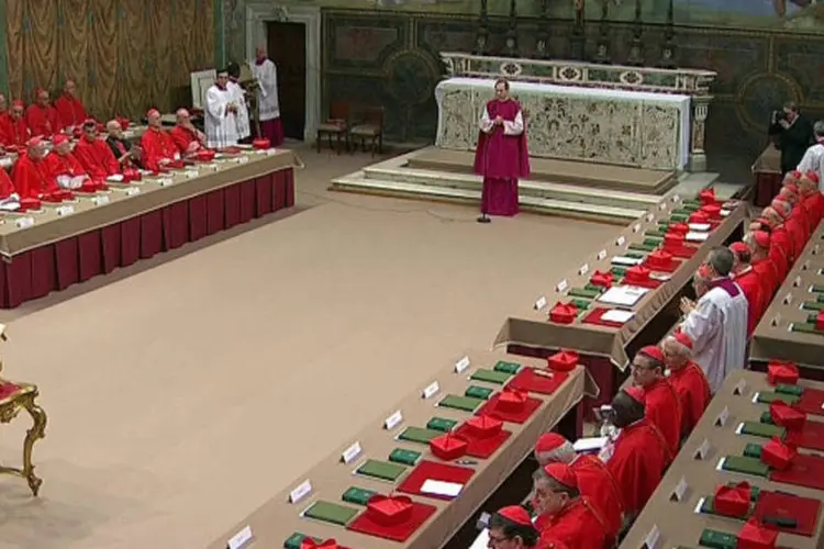 Cardeais se reúnem na Capela Sistina para começar o conclave que elegerá um sucessor para o papa Bento XVI, no Vaticano (REUTERS / Vaticano)