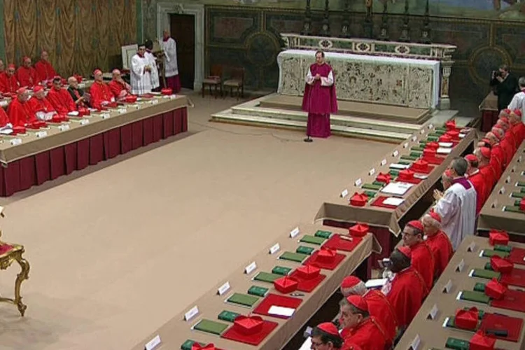 Cardeais em reunião antes de conclave que decidiu quem seria o sucessor do então Papa Bento XVI (REUTERS / Vaticano/Divulgação)