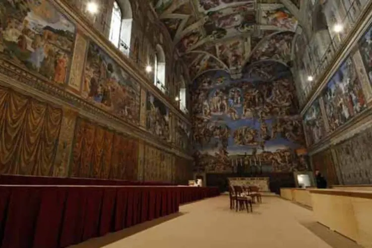 
	Mesas onde cardeais sentar&atilde;o para elei&ccedil;&atilde;o no novo papa &eacute; vista na Capela Sistina
 (Stefano Rellandini / Reuters)