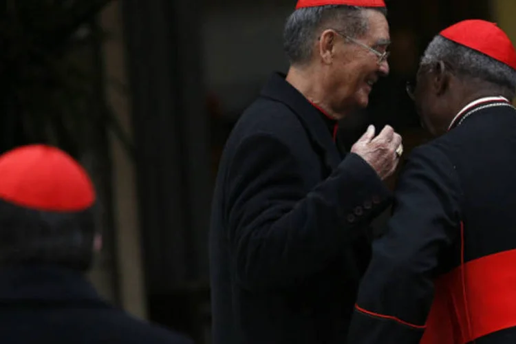 Cardeais chegam para reunião pré-conclave que escolherá o novo papa, no Vaticano (REUTERS/Tony Gentile)