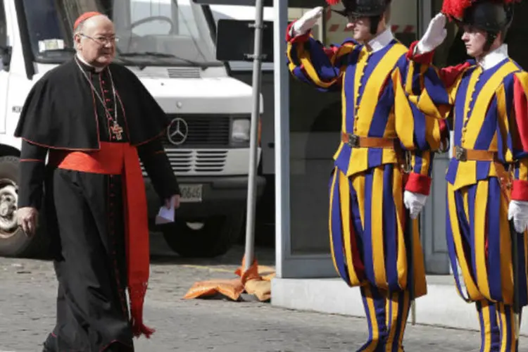 Cardeal chega para reunião preparatória para o conclave que elegerá o novo Papa, no Vaticano ( REUTERS/Tony Gentile)