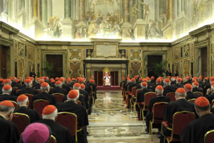 
	Papa Bento XVI durante a &uacute;ltima reuni&atilde;o com os cardeais no Vaticano: a primeira reuni&atilde;o come&ccedil;ar&aacute; no dia 4 de mar&ccedil;o
 (REUTERS / Osservatore Romano)