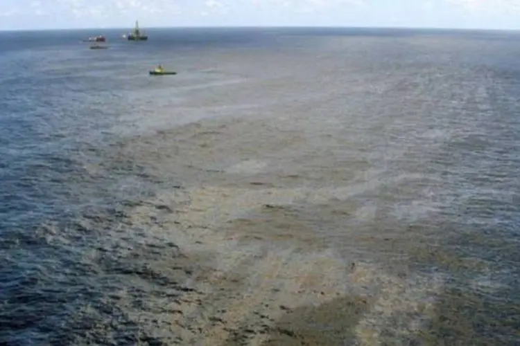 Mancha de petróleo no mar depois do vazamento da Chevron: a PF concluiu que o vazamento de petróleo não provocou danos ambientais, o que o Ministério Público contesta (AFP/AgenciaPetróleo/Divulgação)