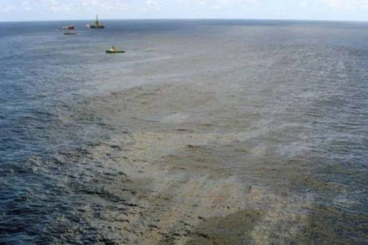 Mancha de petróleo no mar após vazamento da Chevron: a ANP disse ainda que a permissão para que a empresa volte a perfurar no Brasil ainda não está definida pela agência (AFP/AgenciaPetróleo/Divulgação)