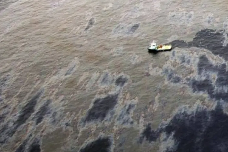 Vista aérea do vazamento de óleo de um poço operado pela petroleira norte-americana Chevron, no campo de Frade, na Bacia de Campos, litoral do Rio de Janeiro, em novembro (Rogerio Santana/Divulgação/Reuters)