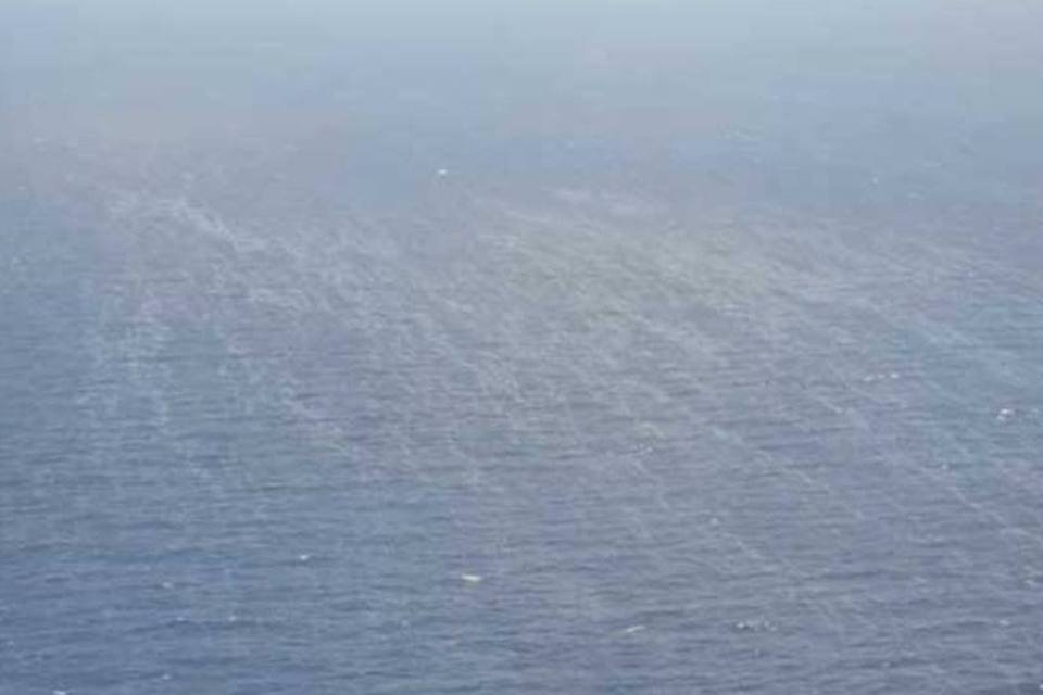 Manchas de petróleo se dispersam na Bacia de Santos