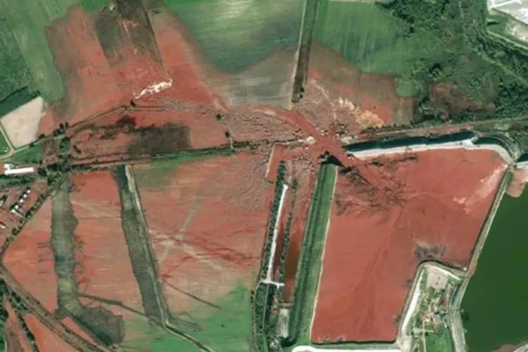 Vazamento tóxico na Hungria: a lama tóxica inundou também uma superfície de 40 quilômetros quadrados de terras de cultivo (Reprodução)