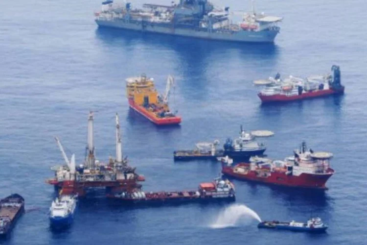 Vazamento de petróleo é a a pior catástrofe ambiental dos Estados Unidos (.)