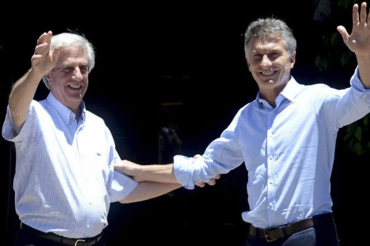 
	Tabar&eacute; V&aacute;zquez e Mauricio Macri: em Col&ocirc;nia ambos confirmaram o interesse em receber o Mundial
 (Argentine Presidency/Handout/Reuters)