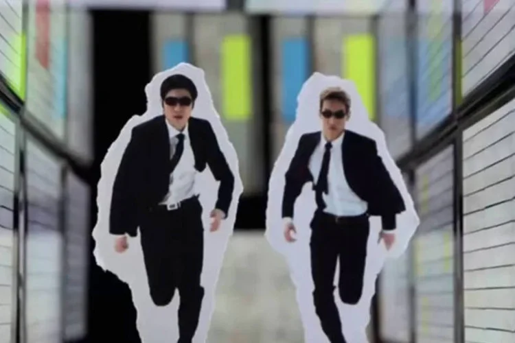 Trecho de comercial inspirado em Matrix e feito feito com 500 smartphones (Reprodução)