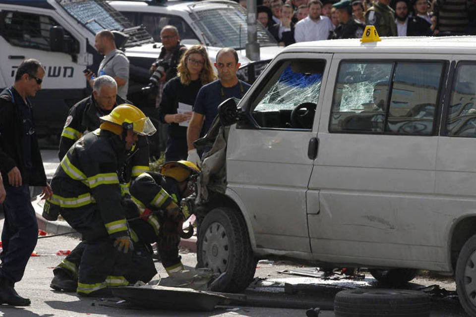 Palestino morre e deixa 2 policiais israelenses feridos