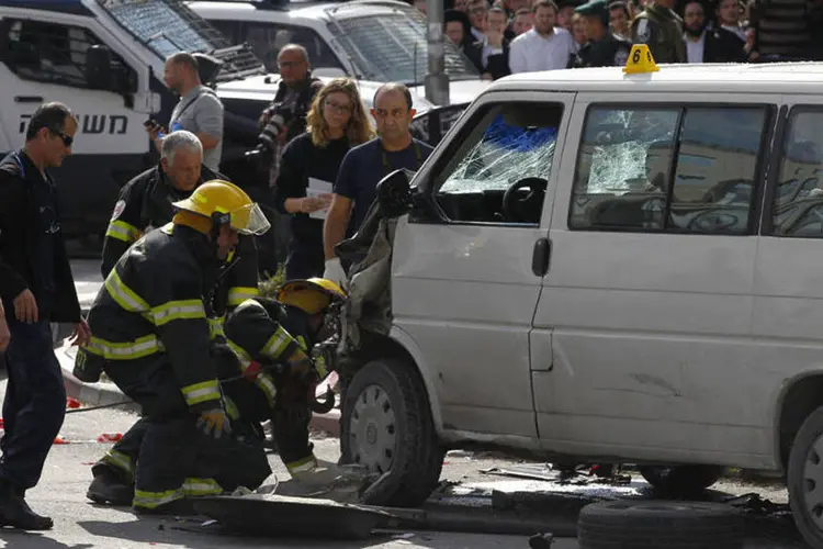 Veículo utilizado em ataque: motorista atropelou dois pedestres em uma via principal que divide Jerusalém Oriental (Ronen Zvulun/Reuters)