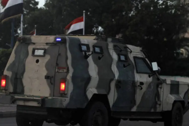 
	Ve&iacute;culo militar deixa uma instala&ccedil;&atilde;o militar ap&oacute;s um ataque terrorista, no sul da cidade de &Aacute;den, no I&ecirc;men
 (Mohamed al-Sayaghi/Reuters)