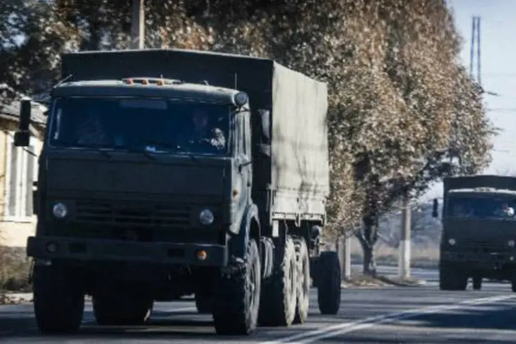 Veículo militar na cidade ucraniana de Makiivka: em Donetsk, disparos de artilharia foram ouvidos durante a noite (Dimitar Kilkoff/AFP)