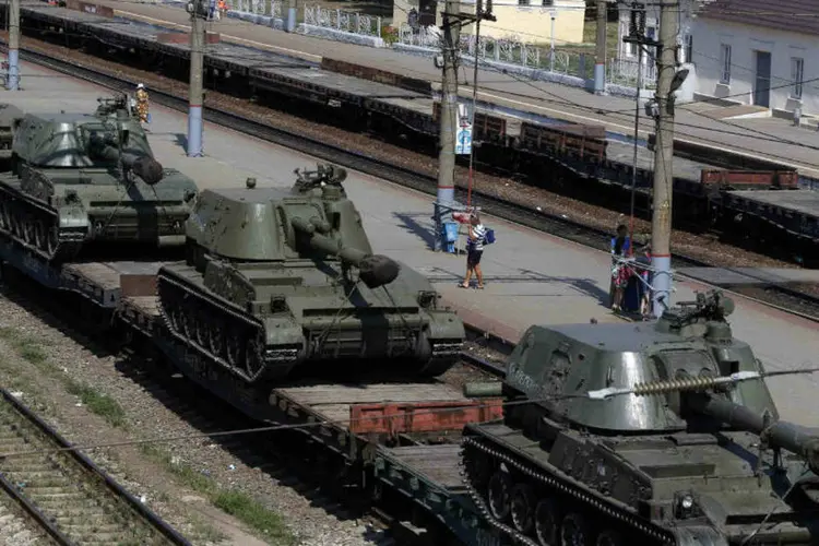 Blindados na Ucrânia: veículos russos entraram pelas divisas de Veselo-Voznesenka e Maximovo (Alexander Demianchuk/Reuters)