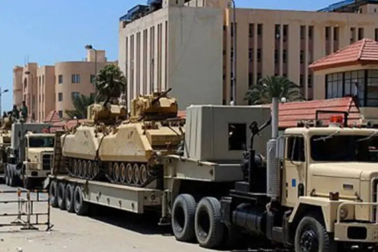 Veículos militares egípcios em Al-Arish: país mobiliza tropas no Sinai com autorização de Israel (AFP)