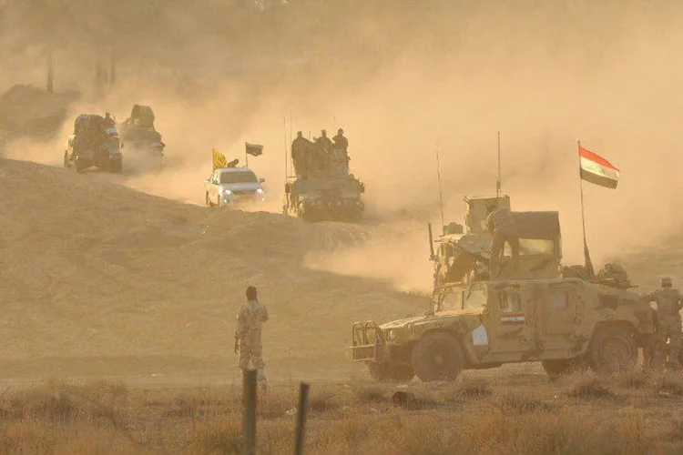 
	Combatentes e ve&iacute;culos militares durante opera&ccedil;&atilde;o contra o Estado Isl&acirc;mico: pelo menos 16 pessoas ficaram feridas
 (Stringer/Reuters)