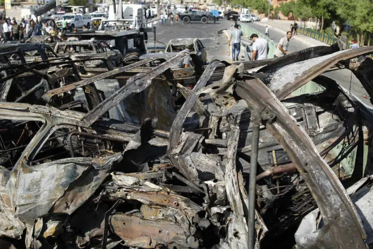  Veículos destruídos: explosão de carro-bomba perto de um mercado matou 14 pessoas (Thaier al-Sudani/Reuters)