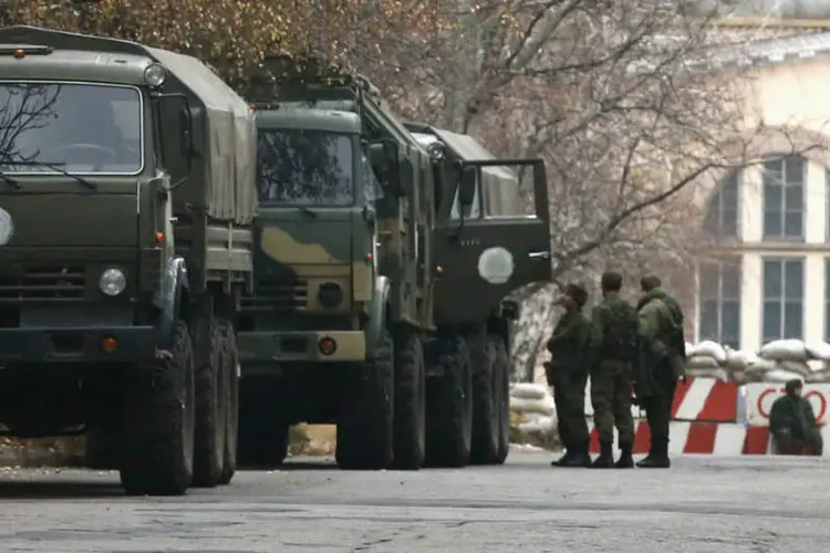 
	Ve&iacute;culos militares em Donetsk: o novo cessar-fogo foi estipulado na semana passada com a media&ccedil;&atilde;o da OSCE
 (Maxim Zmeyev/Reuters)