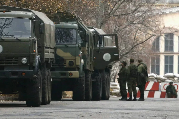 Veículos militares em Donetsk: Moscou diz que cessar-fogo é a única solução para o conflito (Maxim Zmeyev/Reuters)