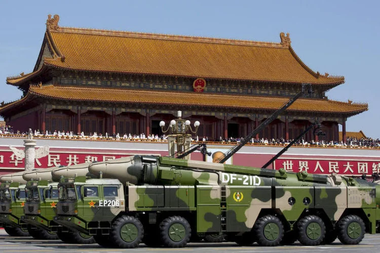 
	Ve&iacute;culos militares em frente a Porta da Paz Celestial, na China: imprensa oficial chinesa insistiu que o pa&iacute;s tamb&eacute;m &eacute; uma &quot;v&iacute;tima do terrorismo&quot;
 (Reuters / Andy Wong)