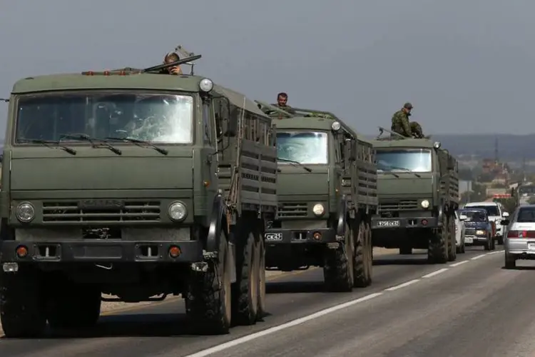 
	Caminh&otilde;es militares da R&uacute;ssia em estrada
 (Reuters/Alexander Demianchuk)